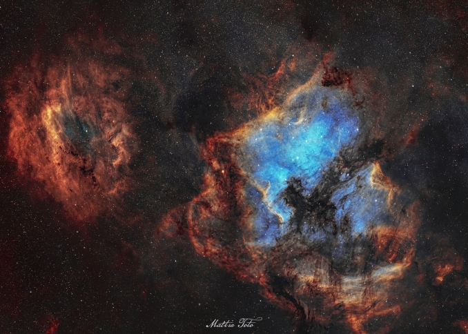 Immerso nei ricchi campi stellari della costellazione del Cigno, questo ampio campo mostra tre delle nebulose a emissione più spettacolari del cielo boreale: la Nebulosa Nord America (NGC 7000), la Nebulosa Pellicano (IC 5070) e la Nebulosa Conchiglia (Sh2-119). - Copyright: Mattia Toto 