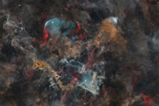 Questo è il resto di supernova Scylla G115.5, situato nella costellazione di Cefeo. Nella parte inferiore dell'immagine, è visibile anche la piccola nebulosa planetaria PN Minkowski 2-55. - Copyright: Carlos Luna, José Luís Álvarez, Santiago Casanova 