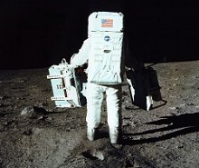 Aldrin trasporta il materiale per gli esperimenti