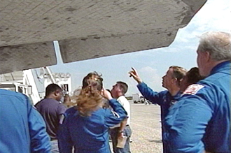 Gli astronauti ispezionano l'Orbiter