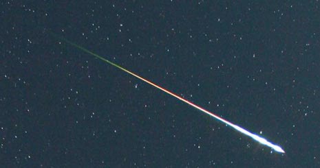 Una Perseide solca il cielo stellato