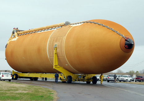 Trasporto dell’External Tank verso il Vertical Assembly Building