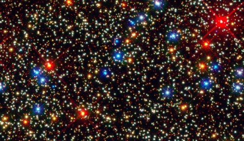 120501211411-large L’ammasso di Omega Centauri: le stelle rosse (blu significa “caldo”, rosso “freddo”) sono proprio quelle che potrebbero in parte spiegare il disaccordo tra luminosità e massa. Esse sono visibili negli ammassi, relativamente vicini, ma non nelle galassie lontanissime e primordiali. (Fonte: NASA/ESA/Anderson/van der Marel)