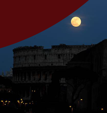 la Luna e una nana bruna sopra al Colosseo