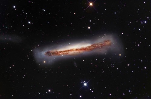 la galassia NGC 3628, visibile di taglio