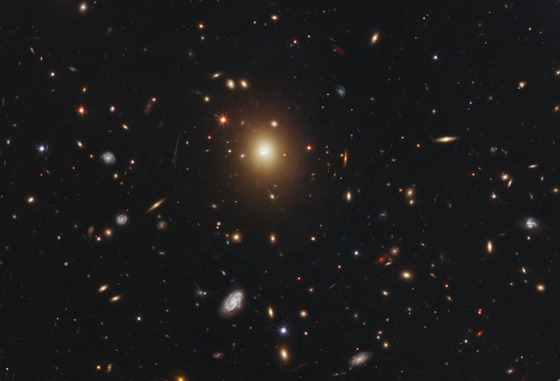 una gigantesca galassia ellittica senza buco nero