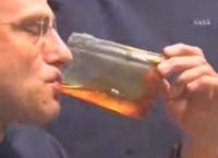 Don Pettit beve da una tazza di caffè zero-G. Youtube video