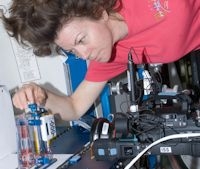 L’astronauta Cady Coleman esegue un test del flusso degli angoli interni tramite l’Esperimento del Flusso Capillare