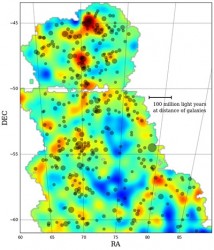 L’immagine raffigura la prima mappa DES che permette di tracciare in maniera dettagliata la materia oscura in una vasta area di cielo. La scala in falsi colori rappresenta la densità di massa: in rosso e giallo le regioni dove la densità è più elevata. Le mappe di materia oscura concordano con l’attuale modello della distribuzione della massa nell’Universo dove enormi filamenti di materia si allineano con le galassie e gli ammassi. Gli ammassi di galassie sono rappresentati dai puntini grigi la cui dimensione riflette la dimensione dell’ammasso. La presente mappa copre il 3% dell’area di cielo che sarà osservata da DES nel corso dei suoi cinque anni di missione. Credit: Dark Energy Survey.