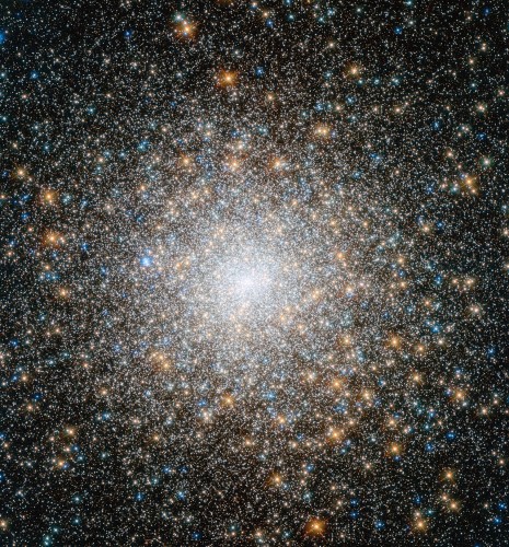 L’ammasso globulare Messier 15 in un’immagine composita delle riprese con la Wide Field Camera 3 e la Advanced Camera for Surveys del telescopio spaziale Hubble nelle bande ultravioletta, infrarossa e visibile dello spettro elettromagnetico. Crediti: NASA, ESA