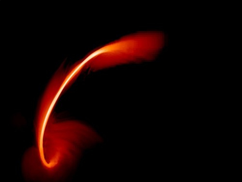L’immagine raffigura un’istantanea relativa alla simulazione del processo di distruzione mareale di una stella da parte di un buco nero supermassiccio. I pennacchi color arancio mostrano i resti della stella dopo il suo passaggio vicino al buco nero (che si trova nella parte in basso a sinistra). I resti della stella distrutta si muovono su orbite ellittiche attorno al buco nero e formano un disco di accrescimento che alla fine emette radiazione nelle bande X e ottica. Credit: J. Guillochon (Harvard University) e E. Ramirez-Ruiz (University of California)