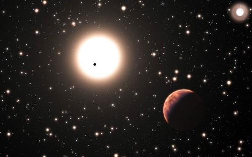 Rappresentazione artistica del sistema binario XO-2 dove si vede in primo piano uno dei due giganti gassosi orbitanti attorno a XO-2S e il secondo pianeta che le transita davanti; l’oggetto luminoso in alto a destra rappresenta la compagna XO-2N con il suo pianeta transitante (il puntino nero). Crediti: adattamento dell’immagine ESO / L. Calçada
