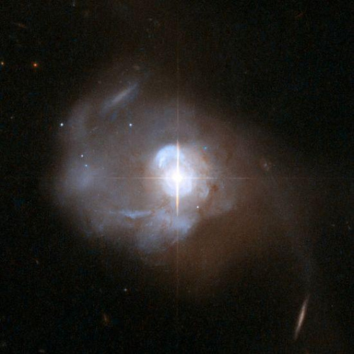 L’immagine di Markarian 231, ripresa dal telescopio spaziale Hubble, mostra un nucleo brillante di tipo stellare. L’oggetto si trova a 581 milioni di anni luce ed è il quasar più vicino alla Terra. Credit: NASA, ESA, the Hubble Heritage Team (STScI/AURA)-ESA/Hubble Collaboration, and A. Evans (University of Virginia, Charlottesville/NRAO/Stony Brook University)