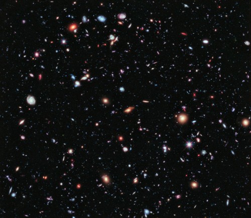 Chiamato l'eXtreme Deep Field, o XDF, la foto è stata realizzata combinando 10 anni di fotografie del NASA Hubble Space Telescope prese in una porzione di cielo al centro dell'originale campo ultra profondo di Hubble. L'XDF è una piccola frazione del diametro angolare della Luna piena. L'immagine è stata rilasciata il 25 Settembre 2012. Credit: NASA, ESA, G. Illingworth, D. Magee, e P. Oesch (University of California, Santa Cruz), R. Bouwens (Leiden University), e l'HUDF09 Team