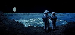 la base lunare di Clavius in una foto panoramica