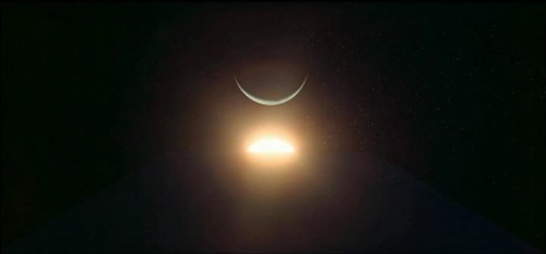 monolito con Sole e stavolta la falce di Terra
