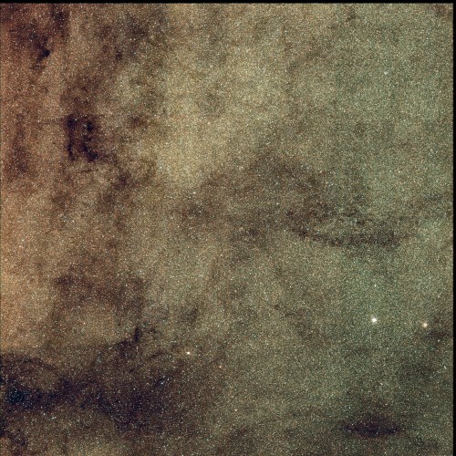 Immagine composita a colori ottenuta dal telescopio SkyMapper dell’ANU che mostra una porzione ridotta del bulge della Via Lattea. Credit: ANU/SkyMapper team