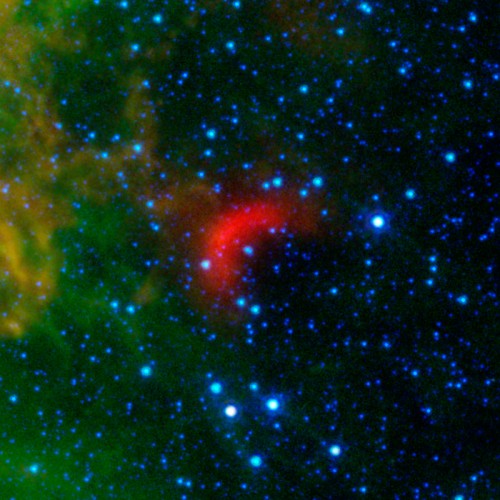 L’emissione infrarossa associata al bow shock di una stella in fuga, ripresa dal telescopio spaziale Spitzer della NASA. Crediti: NASA/JPL-Caltech/University of Wyoming