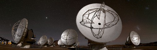 Questa vista panoramica del Chajnantor Plateau, che si espande per circa 180 gradi da nord (a sinistra) a sud (destra), mostra alcune delle antenne che compongono la schiera di ALMA. Crediti: ESO/B. Tafreshi