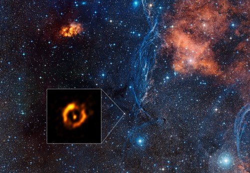 L’inserto mostra l’immagine VLTI ricostruita, in cui la stella centrale luminosa è stata rimossa. Sullo sfondo i dintorni della stella stessa, nella costellazione delle Vele. Crediti: ESO/Digitized Sky Survey 2. Acknowledgement: Davide De Martin