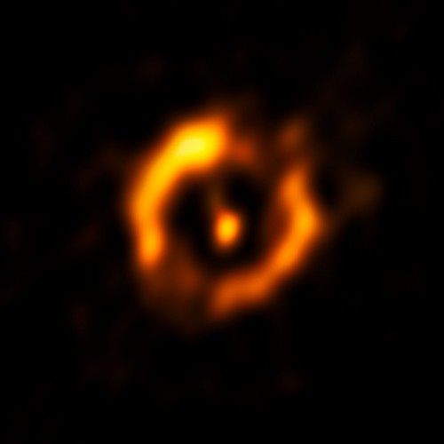 In questa veduta compare l’immagine VLTI ricostruita, in cui la stella centrale luminosa è stata rimossa. Un debole bagliore, dovuto alla stella secondaria, è una vera sorpresa per gli osservatori. Crediti: ESO