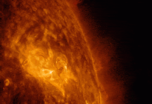 Video del brillamento solare originato da AR2529 il 17 aprile 2016 ripreso dalla sonda NASA Solar Dynamics Observatory. Si nota anche un anello di plasma scaturire sul lato destro. Crediti: NASA/SDO/Goddard