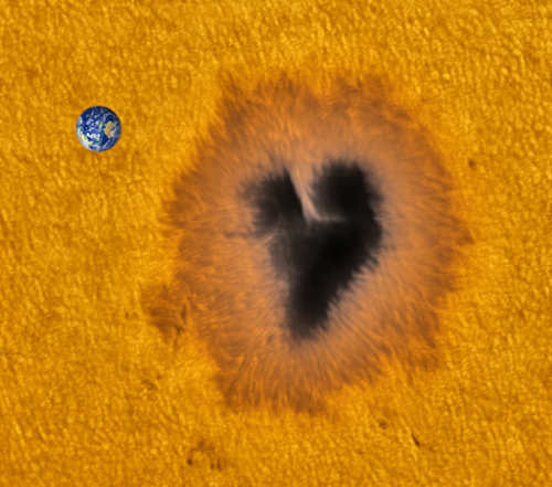 La macchia solare AR2529 fotografata il 13 aprile 2016, confrontata alle dimensioni della Terra. Crediti: Karzaman Ahmad, Langkawi National Observatory in Malaysia