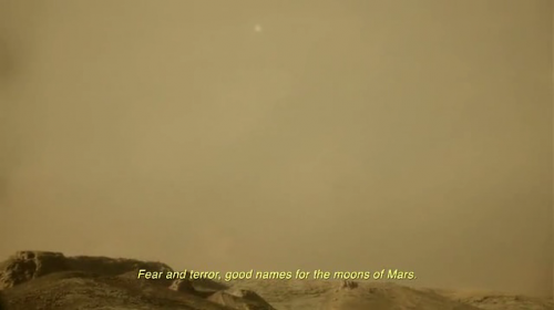 Phobos visto al tramonto dalla superficie di Marte