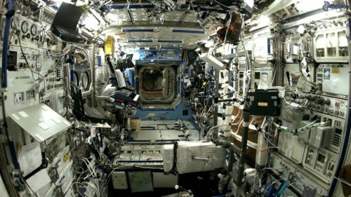 interno della ISS, ricca di strumentazione