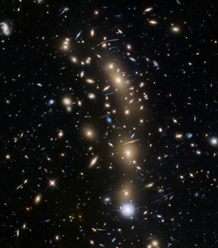 L’ammasso di galassie MACS J0416.1–2403. Credit: NASA, ESA and the HST Frontier Fields team (STScI).