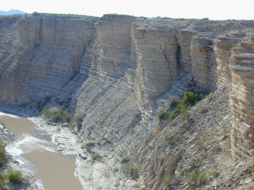 La conformazione rocciosa nei pressi di Big Bend, Texas, mostra strati alternati di scisto e calcare caratteristica della roccia sedimentata sul fondo marino durante il tardo Cretaceo. La roccia conserva la “registrazione” lunga 87 milioni di anni di una transizione di risonanza nelle orbite di Marte e della Terra. È la prova geologica inequivocabile, ritengono gli scienziati, del fatto che le orbite dei pianeti del Sistema solare non hanno un comportamento regolare, quasi periodico, tendendo piuttosto alla caoticità. Crediti: Bradley Sageman, Northwestern University