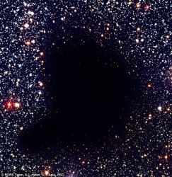 Nube Oscura Barnard 68. Un tipico esempio di come una nube molecolare ci impedisce di osservare ciò che si trova al suo interno se usiamo la banda dell'ottico.