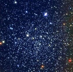 L'ammasso stellare NGC 6791 nella costellazione della Lira contiene diverse migliaia di stelle ad una distanza di oltre 13 mila anni luce dalla Terra e in cui le stelle hanno mantenuto allineati i loro assi di rotazione. Crediti Kitt Peak Observatory