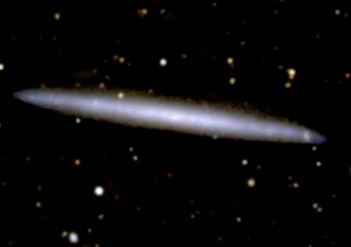 Immagine in falsi colori di UGC 7321, una galassia super sottile