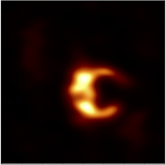 L’immagine illustra il risultato aspettato dalle imminenti osservazioni con l’Eht, dove l’immagine simulata del plasma intorno al buco nero è stata ricostruita usando uno degli algoritmi costruiti ad-hoc per l’esperimento (eht-imaging). Come si può notare, l’immagine non è del tutto fedele alle simulazioni numeriche (come quella della figura in apertura), ma già queste prime osservazioni potrebbero rivelare le prime indicazioni della cosiddetta ”ombra” intorno al buco nero. Crediti: C. Goddi, F. Roeloff, M. Moscibrodzka.
