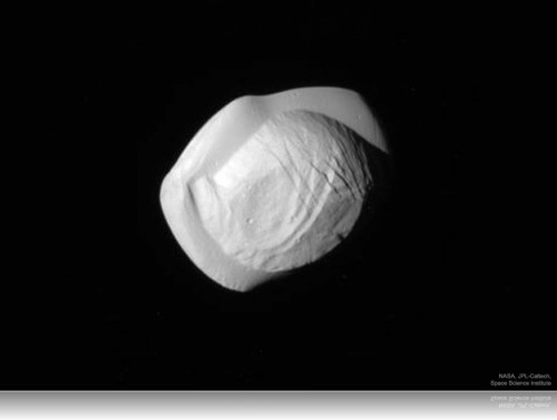 il satellite Pan ripreso dalla Cassini