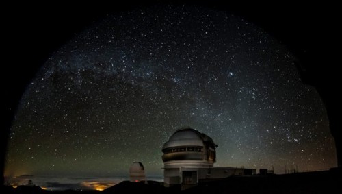 Il telescopio Gemini Nord (in primo piano, a destra) e il Canada-France-Hawaii Telescope sullo sfondo (a sinistra). La fotografia è stata scattata durante le osservazioni effettuate sugli oggetti della fascia di Kuiper che hanno portato alla stesura dell’articolo apparso su Nature Astronomy. Come si può notare i due telescopi puntano nella stessa direzione. Crediti: Gemini Observatory/AURA, foto di Joy Pollard