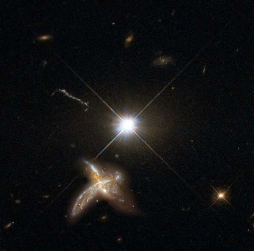 Rappresentazione artistica di un merging fra due galassie accanto a un quasar. Crediti: Mpia con materiale di Nasa/Esa Hubble Space Telescope