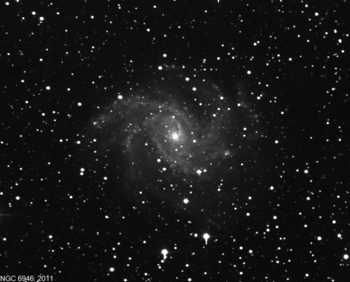 Confronto tra immagini di NGC 6946 del 2011 e del 2017: la supernova SN 2017eaw si evidenza lampeggiando