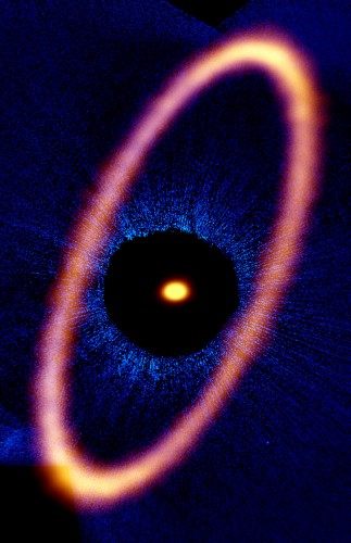 Immagine composita del sistema stellare Fomalhaut. I dati Alma, in arancione, rivelano il disco di detriti con dettagli mai visti prima. Il punto luminoso al centro è l’emissione dalla stella, che è circa il doppio della massa del nostro Sole. I dati ottici del telescopio spaziale Hubble sono invece quelli in blu. La regione scura è una maschera coronarifica, che filtra la luce. Crediti: ALMA (ESO/NAOJ/NRAO), M. MacGregor; NASA/ESA Hubble, P. Kalas; B. Saxton (NRAO/AUI/NSF)