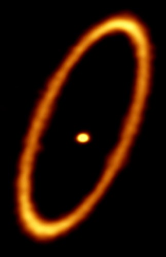 Immagine realizzata con Alma. Il disco attorno alla stella Fomalhaut si trova a circa 20 miliardi di chilometri dal centro del sistema ed è largo circa 2 miliardi di chilometri. Crediti: ALMA (ESO/NAOJ/NRAO); M. MacGregor