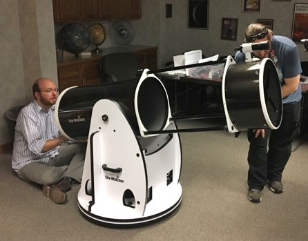 Uno dei 16 telescopi dobsoniani usati dal team - Kerri Beisser / JHU-APL