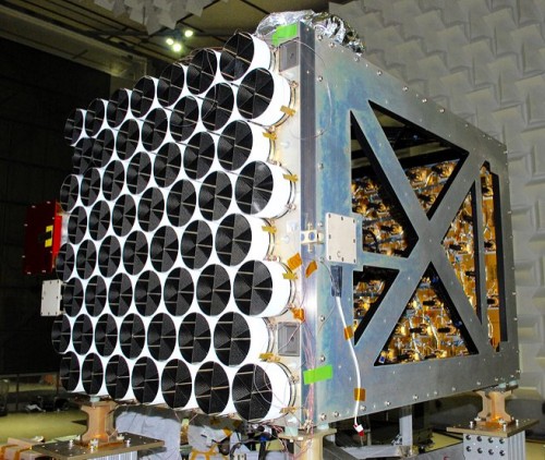Il telescopio spaziale assemblato: si vedono a sinistra i concentratori (con coperture) e a destra i rivelatori al silicio. - Credit: NASA