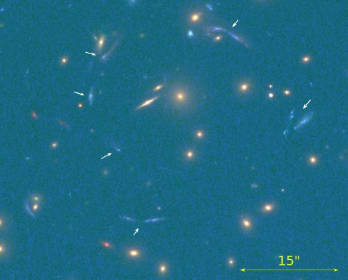 La galassia “ingrandita” dalla lente gravitazionale, qui vista dalla camera Wfc3 del telescopio spaziale Hubble. Le frecce indicano gli archi prodotti dalla distorsione. Crediti: Iac