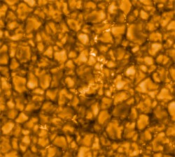 Un dettaglio della granulazione osservata sul Sole. Come un gigantesco mosaico in continua trasformazione, ogni “tessera” è una cella convettiva di plasma ad altissima temperatura che emerge dagli strati più profondi della nostra stella. Crediti: Nasa