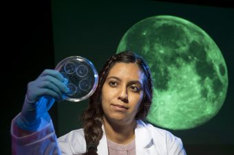 Sonia Tikoo-Schantz esamina frammenti di suolo lunare. Crediti Rutgers University