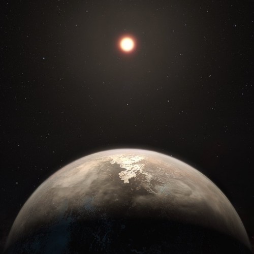 Questa rappresentazione artistica mostra il pianeta dal clima temperato, Ross 128 b, con la sua stella madre, una nana rossa, sullo sfondo. Crediti: ESO/M. Kornmesser