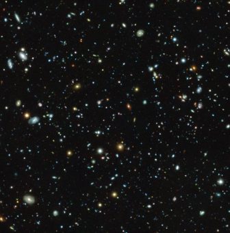 Il campo ultra-profondo (Ultra Deep Field) di Hubble, una regione piccolissima ma molto studiata nella costellazione della Fornace, osservata dallo strumento Muse installato al Vlt dell’Eso. Crediti: Eso/Musa Hudf collaboration (cliccare per ingrandire)