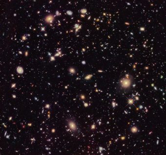 Il campo ultra-profondo di Hubble 2012, una versione aggiornata del campo ultra-profondo di Hubble con un maggior tempo di osservazione. I nuovi dati hanno mostrato per la prima volta una popolazione di galassie lontane a redshift tra 9 e 12, tra cui l’oggetto più lontano osservato finora. Queste galassie richiedono conferma spettroscopica con il prossimo telescopio spaziale James Webb della Nasa/Esa/Csa, prima di essere confermate definitivamente. Crediti: Nasa, Esa, R. Ellis (Caltech) e il teal 2012 Hudf (cliccare per ingrandire)