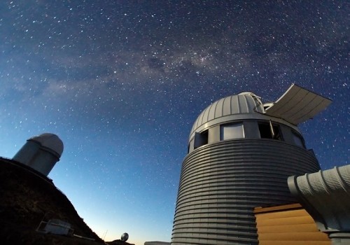 Il telescopio di 3.6 metri fornisce dimora a HARPS (High Accuracy Radial velocity Planet Searcher), uno spettrografo di una precisione senza pari e possessore di diversi record nel campo della ricerca di pianeti extraterrestri, compresa la scoperta dell’ultimo enorme pianeta extraterrestre e di quello più piccolo mai misurato. Insieme a HARPS, il telescopio Leonhard Euler ha permesso agli astronomi di scoprire sei pianeti extraterrestri da un campione di 27 che orbitavano nella direzione opposta alla rotazione della loro stella ospitante – fornendo un’inaspettata e importante sfida alle recenti teorie sulla formazione di pianeti. Crediti: Iztok Bončina/ESO